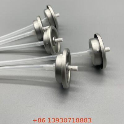 یک دریچه اسپری یک اینچ از قوطی برای استفاده از شامپو خشک مبتنی بر پودر